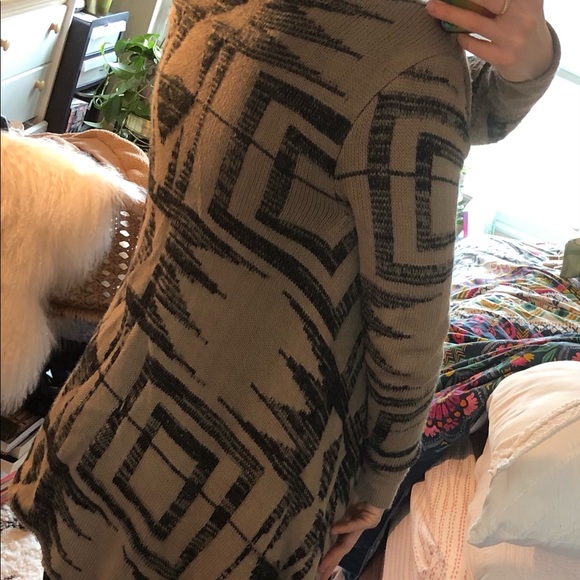 Amuse Society tan Aztec printed cardigan with asymmetrical shape - Picture 5 of 8